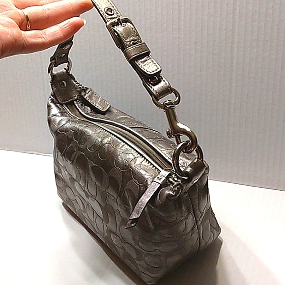 L@@K! Vintage & Rare COACH Metallic Silver Signature C embossed Demi Baguette - Picture 9 of 16